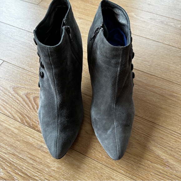 Spanish leather bootie, grey suede with black patent trim. Size 9.5 - Picture 4 of 6